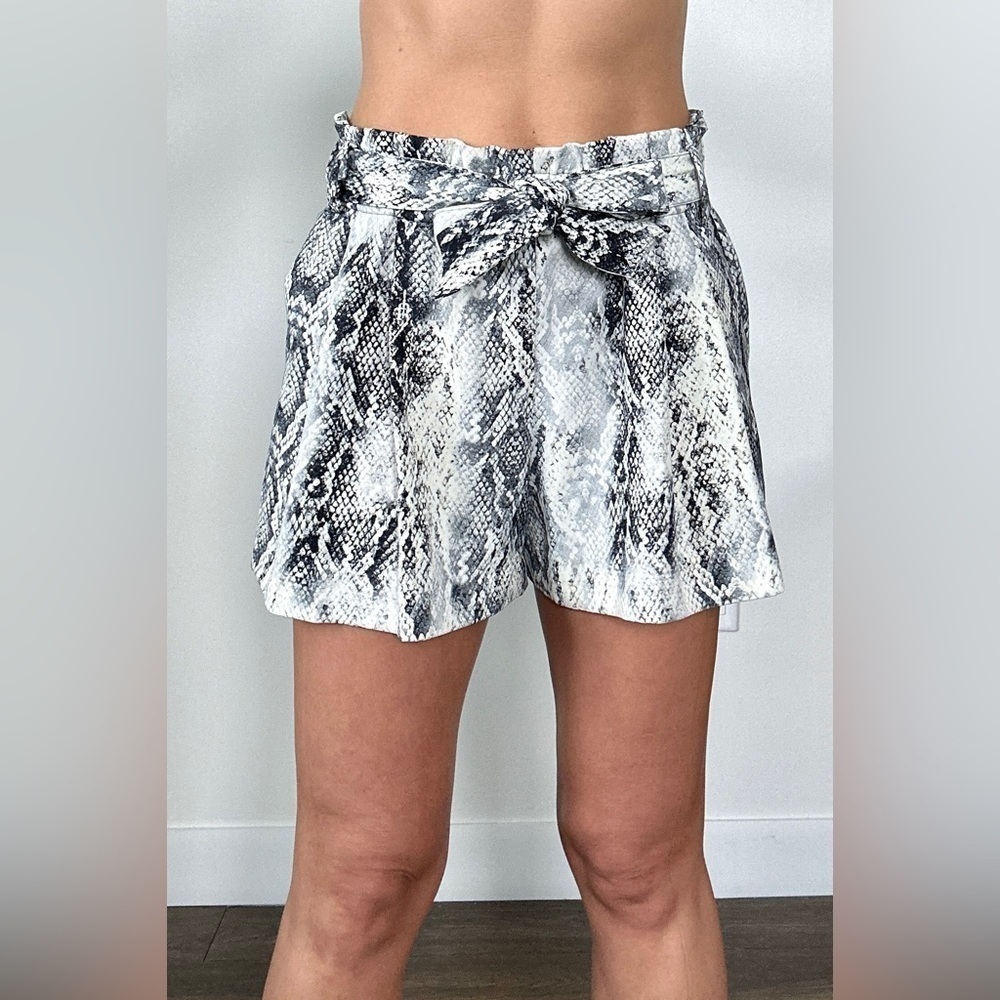 ZARA Short Ivory with Grey snake-print size‎ XS 87% polyester 13% elastane